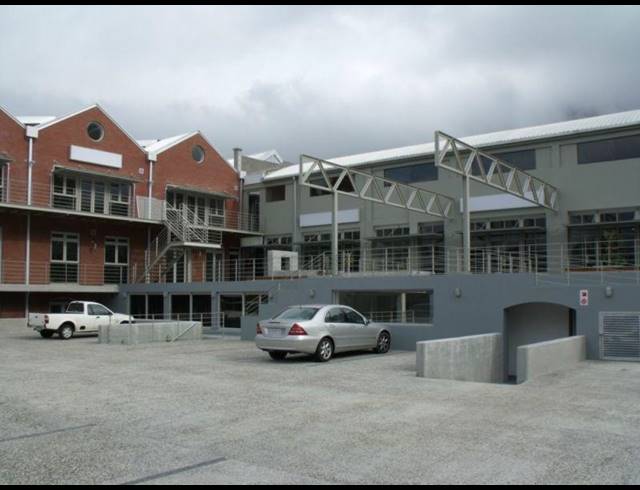 338M² OFFICE TO LET IN WOODSTOCK